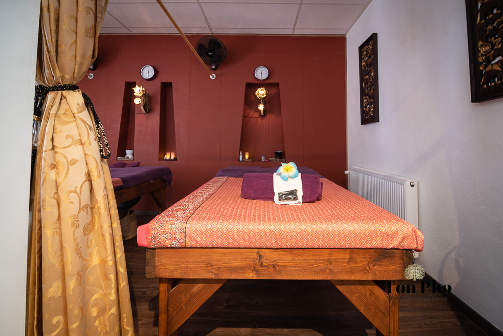 Behandelkamer met gouden gordijnen