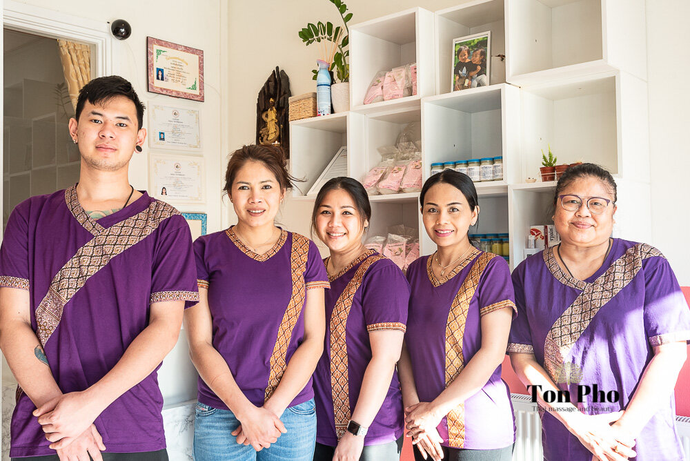 Het team van Ton Pho bij de balie