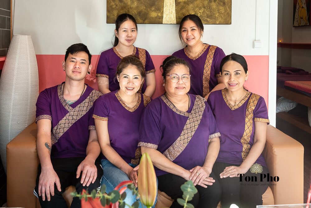 Het team van Ton Pho in de wachtruimte