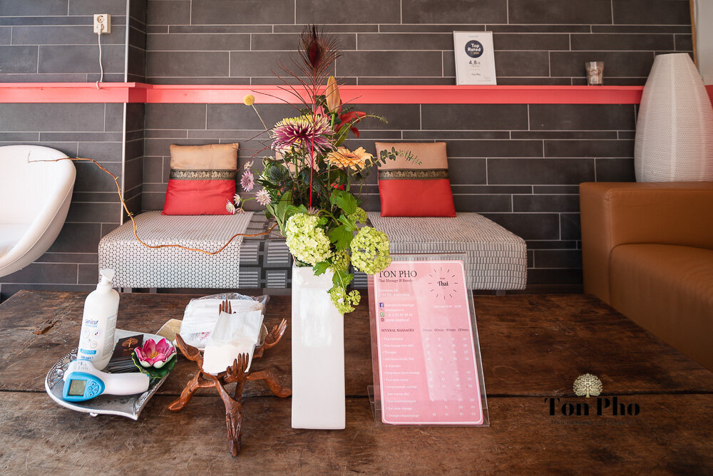 Zithoek met kussens en bloemen